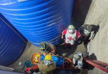 Rescatan a trabajador tras caer 4 metros en cisterna