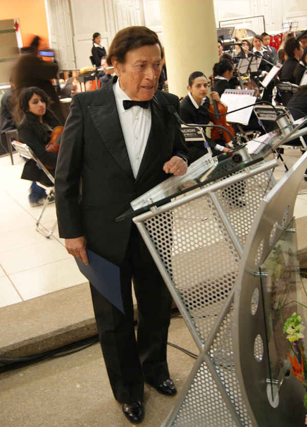 Felicitaron al maestro de la orquesta