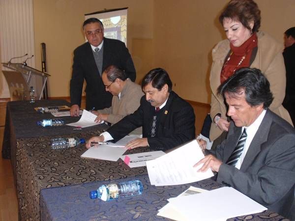 Autoridades de la UAZ y el Registro agrario firmaron un convenio de colaboración. Autoridades de la UAZ y el Registro agrario firmaron un convenio de colaboración.