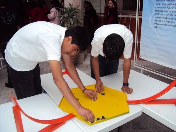 Jóvenes que realizan su servicio social llevarán la ciencia a los municipios.