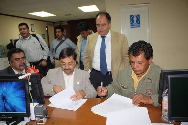 Los directivos firmaron un acuerdo Los directivos firmaron un acuerdo