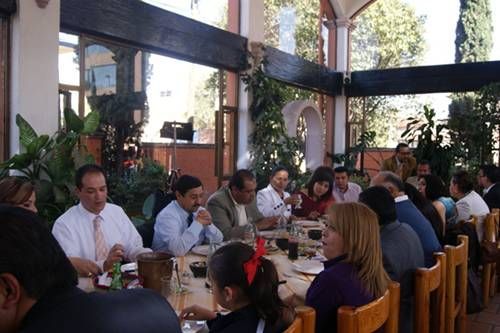Acudieron los egresados a una comida