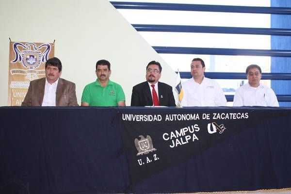 El alcalde de Jalpa, Efraín Chávez López, resaltó la importancia de que cada uno de los estudiantes a punto de egresar del bachillerato defina qué estudios profesionales desea realizar.