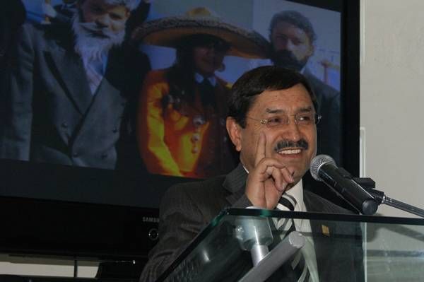 El rector felicitó a los docentes y jóvenes de esta preparatoria