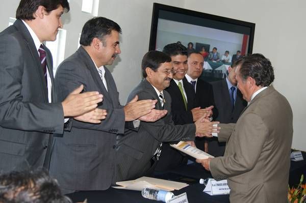 Reconocieron a docentes que comenzaron esta preparatoria en el municipio