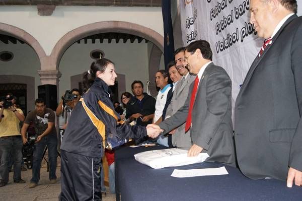 El rector entregó uniformes deportivos simbólicamente