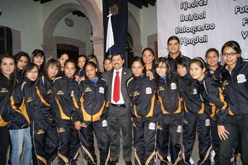 Domínguez Garay con alumnos de la UAZ
