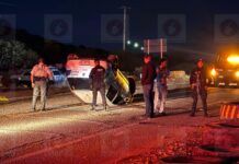 Mujer y niño terminan lesionados en volcadura en Fresnillo