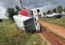 Frustran rapiña de cerveza en La Pimienta; sedientos esperan bajo la lluvia